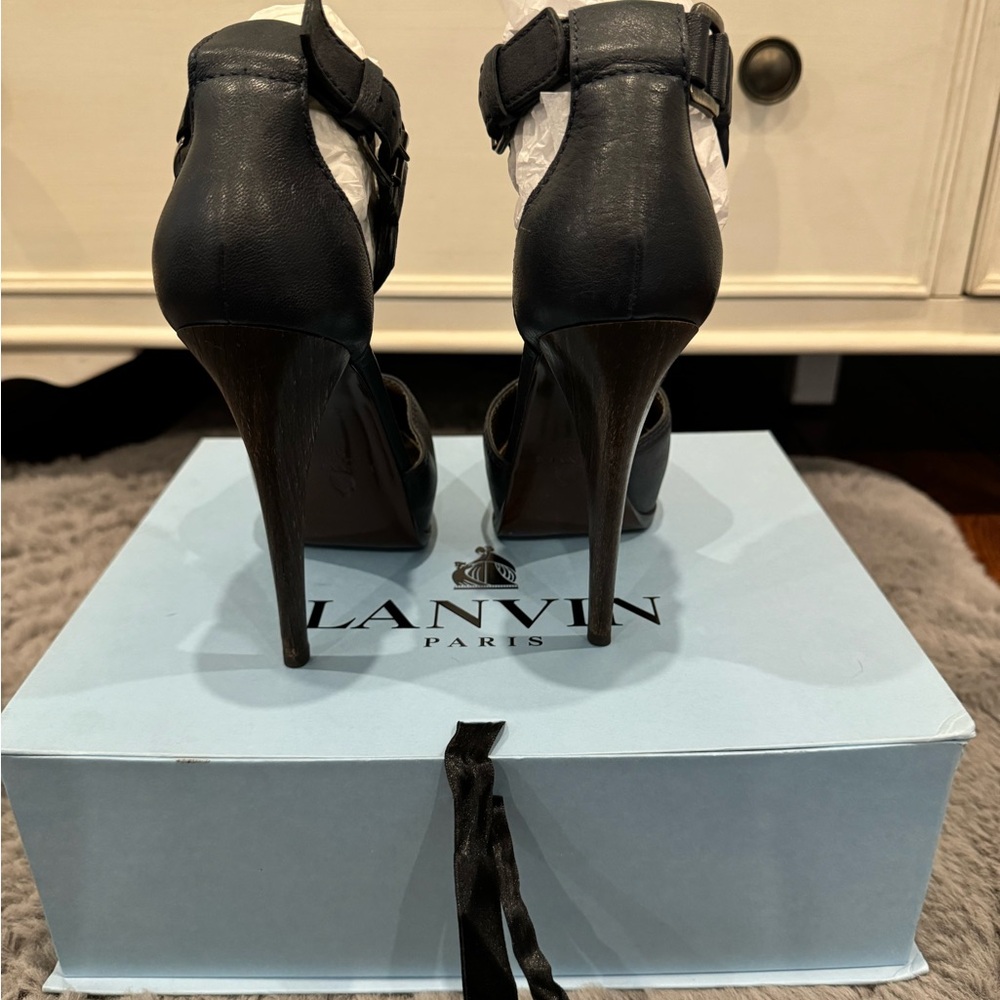 Lanvin pump with ankle strap size 39